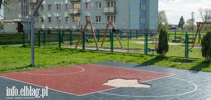 "Plac zabaw przy ul. Malborskiej jest oblegany przez najmodszych, ale jego stan wymaga interwencji"