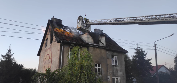 Grony poar w Jegowniku, 9 osb poszkodowanych. "Kobieta i 3 dzieci ratujc si, wyskoczyli z okna"
