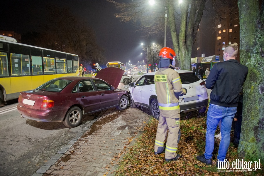 Wypadek trzech aut z autobusem przy Aleja Odrodzenia, fot. 14