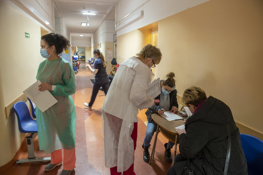 Do Szpitala Miejskiego trafio 450 szczepionek. "2/3 naszych pracownikw chce si zaszczepi", fot. 11