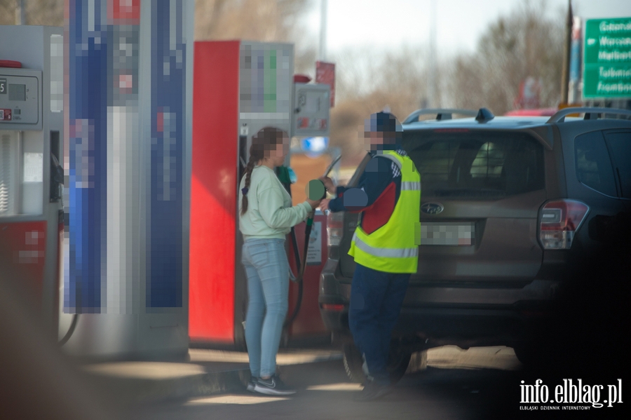 Bez maseczek na stacjach benzynowych w Elblgu..., fot. 16