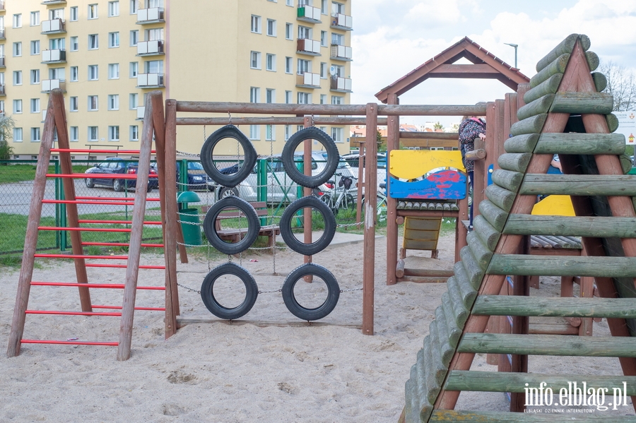 "Plac zabaw przy ul. Malborskiej jest obleganym przez najmodszych, ale jego stan wymaga interwencji", fot. 18