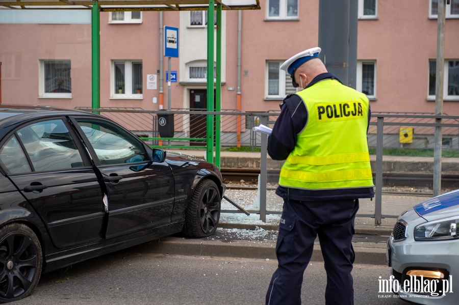 22-latek wjecha BMW w przystanek tramwajowy. Policjant: Kierowca prawdopodobnie by pijany, fot. 3