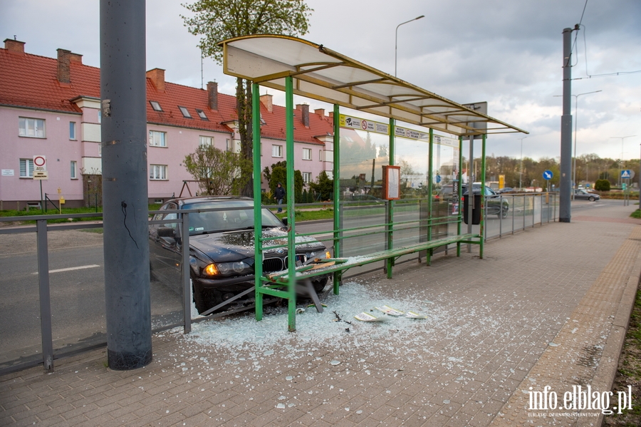 22-latek wjecha BMW w przystanek tramwajowy. Policjant: Kierowca prawdopodobnie by pijany, fot. 6