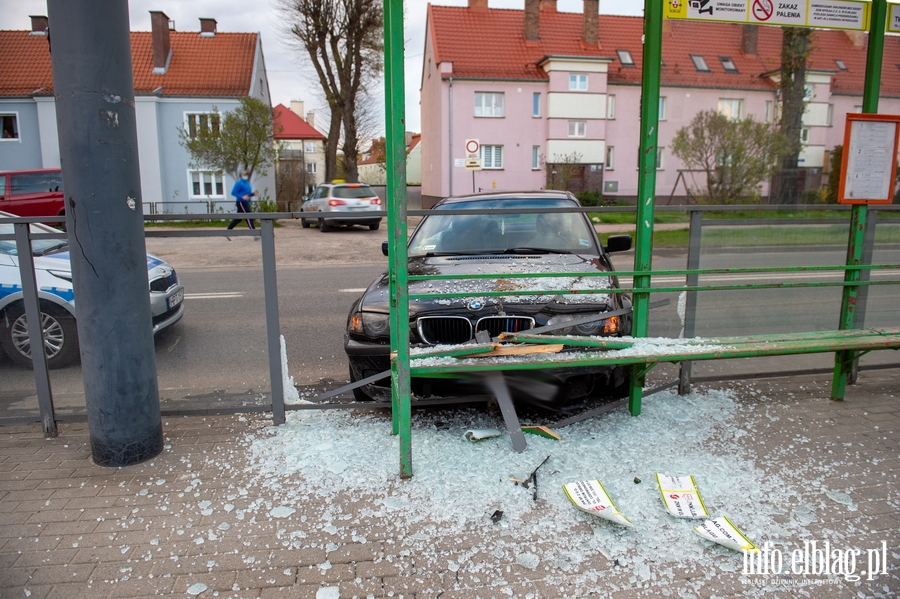 22-latek wjecha BMW w przystanek tramwajowy. Policjant: Kierowca prawdopodobnie by pijany, fot. 7