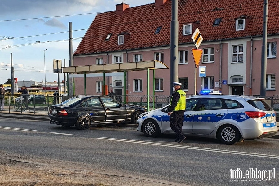 22-latek wjecha BMW w przystanek tramwajowy. Policjant: Kierowca prawdopodobnie by pijany, fot. 16