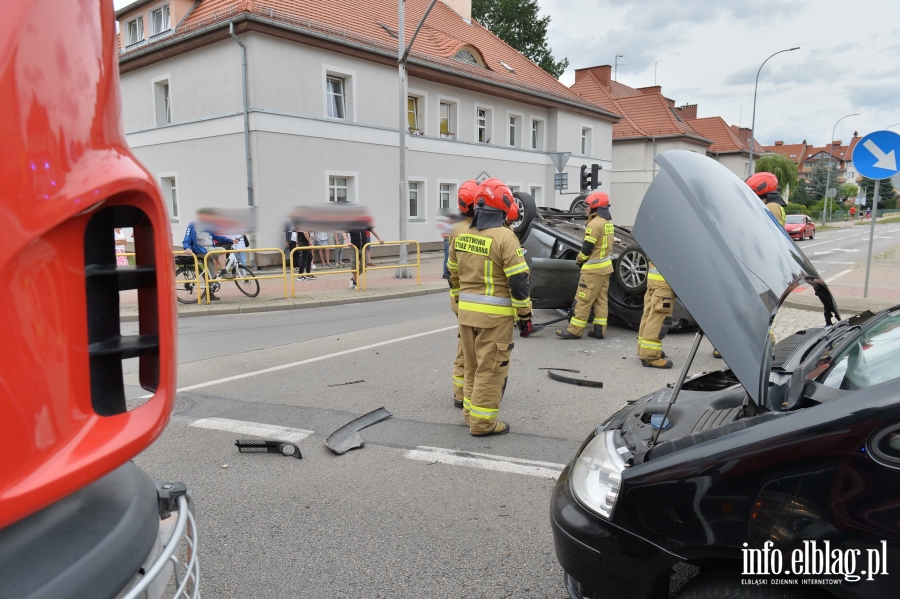 Grony wypadek na skrzyowaniu Robotniczej z Brzesk. Kierowcy zabrani do szpiatala, fot. 10