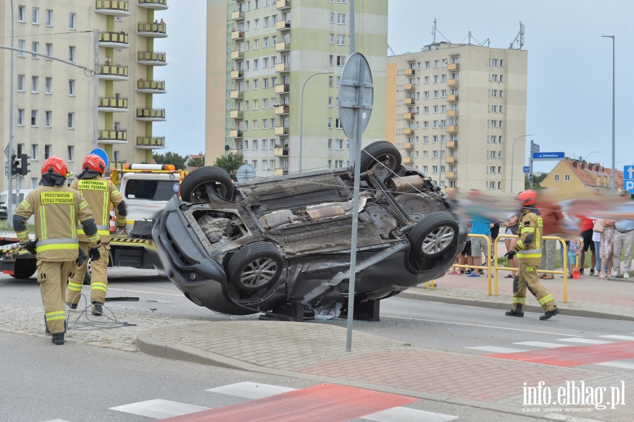 Grony wypadek na skrzyowaniu Robotniczej z Brzesk. Kierowcy zabrani do szpiatala, fot. 13