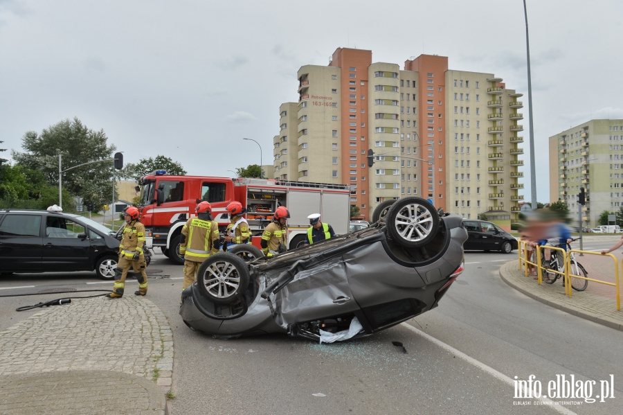 Grony wypadek na skrzyowaniu Robotniczej z Brzesk. Kierowcy zabrani do szpiatala, fot. 17