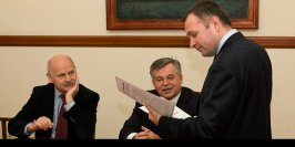 Prezydent i nieliczni parlamentarzy�ci walcz� o „si�demk�”
