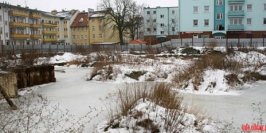 Dwie dziaki w centrum nadal puste