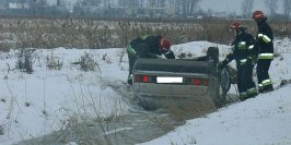 Mercedes wpad� do rowu i zacz�� ton��