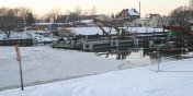 Pontonowa przeprawa poczy brzegi rzeki Elblg ju w lutym