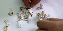 Skradzion� w lombardzie bi�uteri� schowa� w swojej bieli�nie