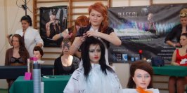 M�odzi fryzjerzy tworzyli na g�owach... znaki zodiaku