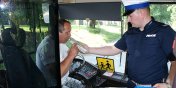 Policjanci kontroluj autokary i trzewo kierowcw