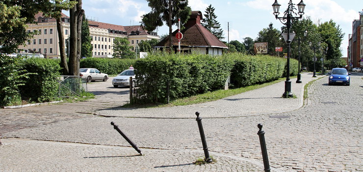 Zamiast parkingu podziemnego, na starwce stanie wielopitrowy garaowiec