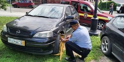 Mandaty, pouczenia i blokady na ko�a - kierowcy nie wiedz�, jak je�dzi� po star�wce