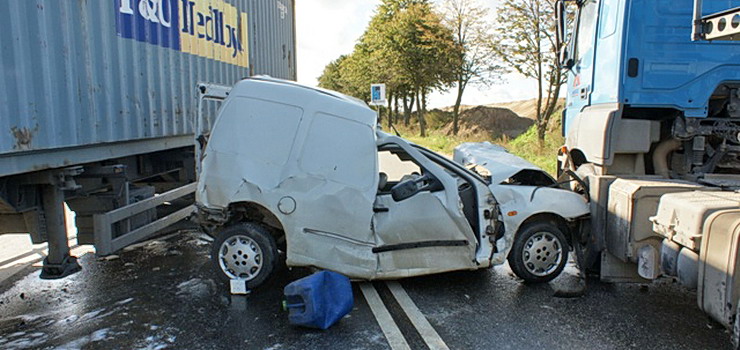 Pod Paskiem osobowe caddy zakleszczyo si midzy dwoma tirami – dwie osoby ranne