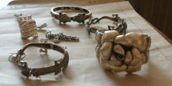 Zabra� ze straganu bi�uteri� i zacz�� ucieka�