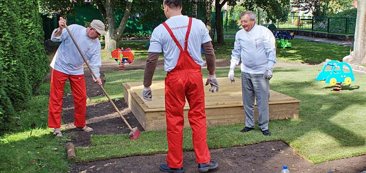 Pracownicy browaru zbudowali plac zabaw dla niepenosprawnych dzieci z ul. Kasprzaka