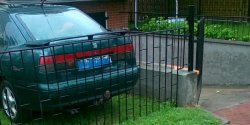 Z g�upoty i pod wp�ywem alkoholu malowa� farb� samochody, wiaty i elewacje