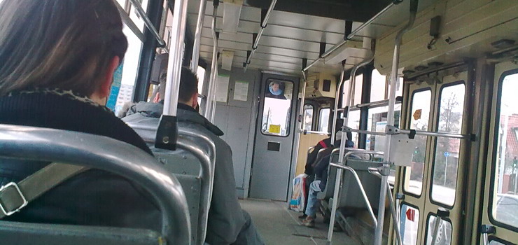 Pijany chłopiec w tramwaju ledwo co kontaktował - pasażerowie nie reagowali !