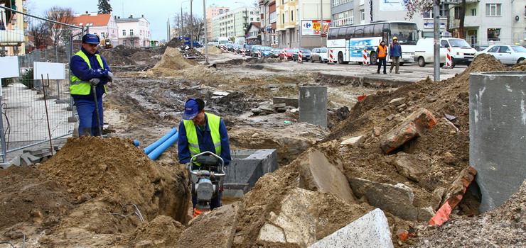 Pogoda dopisuje. Drogowcy zmagaj si z podziemnymi kolizjami na skrzyowaniu przy Feniksie