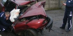 Auto uderzy�o w drzewo - 3 osoby nie �yj�