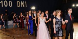 Zabaw� na ca�ego rozpocz�li wraz z pierwszym ta�cem – zobacz jak �wi�towali uczniowie I LO