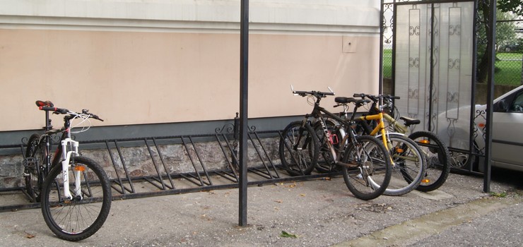 W ktrych miejscach powinny stan miejskie stojaki rowerowe?
