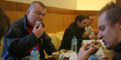 Prawie dziesi�� p�czk�w w pi�� minut. To si� nazywa talent!