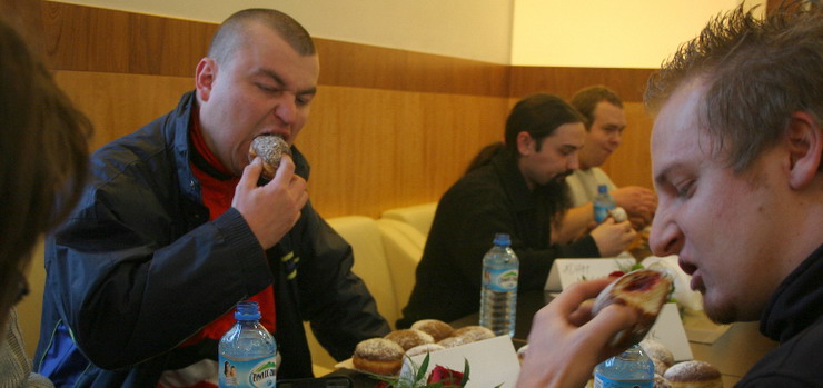 Prawie dziesięć pączków w pięć minut. To się nazywa talent!