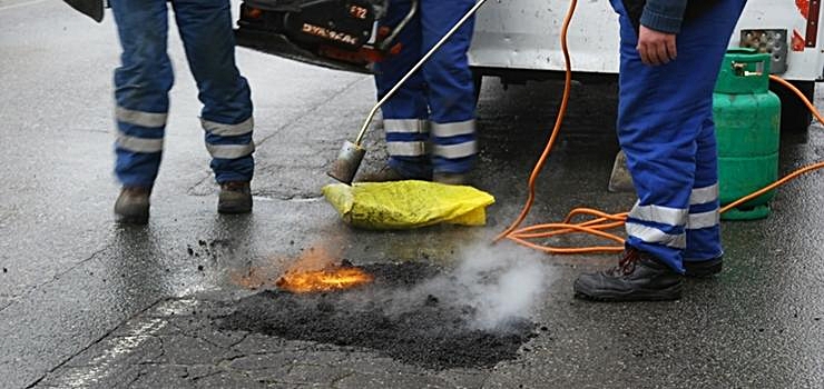 Ach te dziury... Problem kierowców powoli znika. Na jak długo?