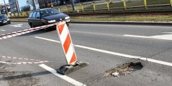 Miasto wola�o zw�y� jezdni�, ni� za�ata� dziur�
