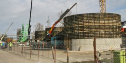 Nowoczesny blok na biomas� wyrasta z fundament�w. „To rozwi�zanie unikatowe i odwa�ne” 
