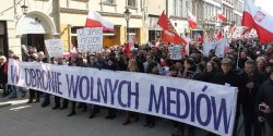 Niedzielny przemarsz w obronie TV Trwam i Radia Maryja.Bd utrudnienia w ruchu drogowym 
