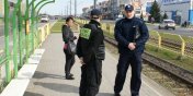 Policjanci i stranicy w komunikacji miejskiej