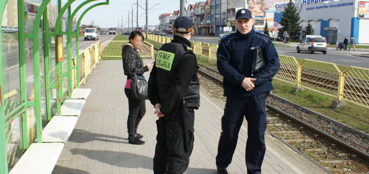 Policjanci i stranicy w komunikacji miejskiej