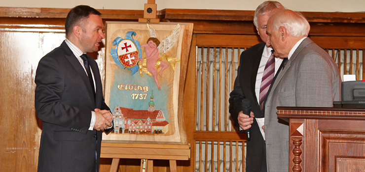 Podczas sesji przekazano w darze Herb Elbląga