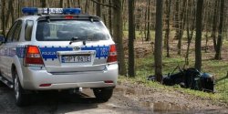 Wypadek na drodze w Jeleniej Dolinie. Fiat dachowa�, trzy osoby ranne
