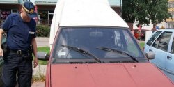 Bezczynnie stoj�cy samoch�d w centrum miasta wreszcie zosta� usuni�ty