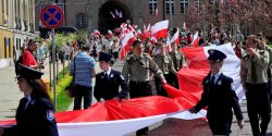 Trzymaj�c barwy narodowe elbl��anie dumnie kroczyli ulicami miasta!