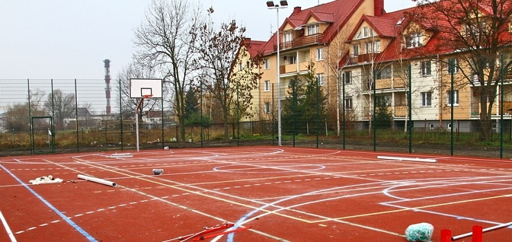 Dlaczego orlik nie wylduje przy I LO na Pocztowej?