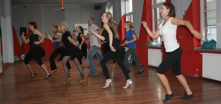 Salsa - zmysowy taniec, ktry zaprezentuje dziewi kobiet podczas II Gali Tanecznej Cadmans