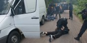 Torturowali koleg. Kopali, wbili n w nog