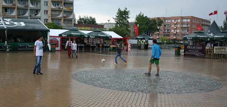 Elblska Strefa Kibica przed meczem „o wszystko”. Pierwszych kibicw przywita deszcz - zobacz zdjcia