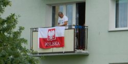 „Bia�o-Czerwone, barwy niezwyci�one” powoli znikaj� z elbl�skich ulic