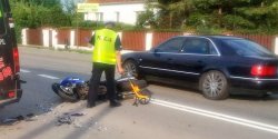 Motocyklista zderzy si z dostawczym busem