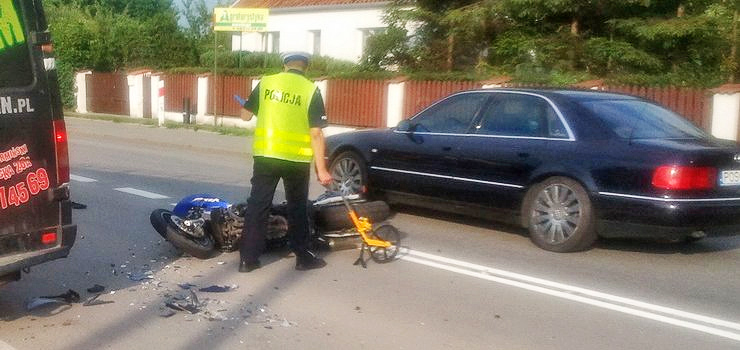 Motocyklista zderzy si z dostawczym busem